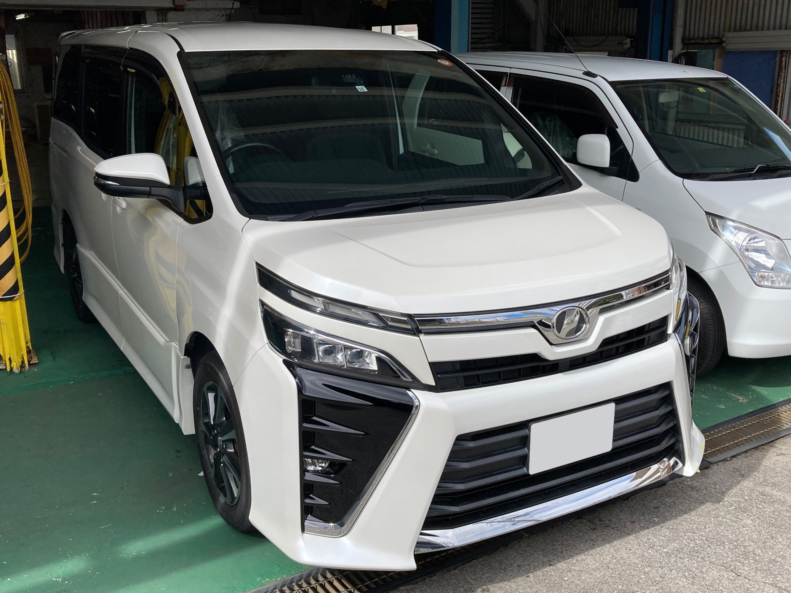 【特選中古車】トヨタ　ヴォクシー